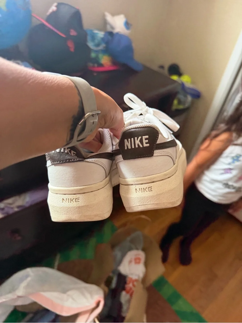 Nike White & Brown Low-Top Sneakers with Brown Swoosh